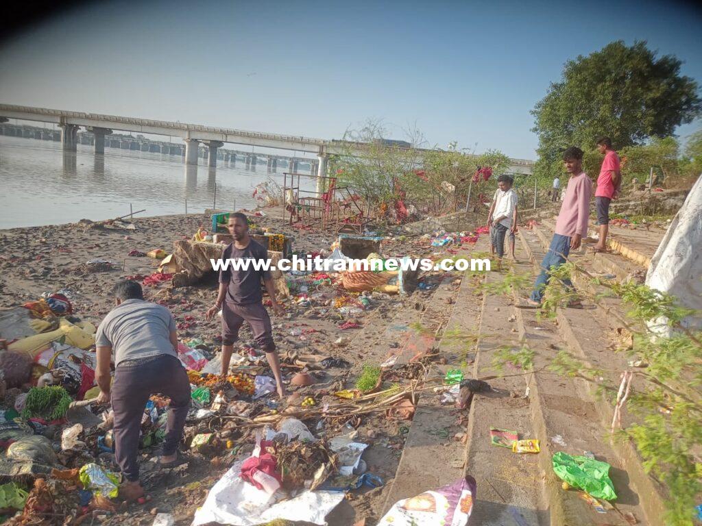 బాసర గోదావరి ఘాట్లు శుభ్రపరుస్తున్న గ్రామ యువకులు 