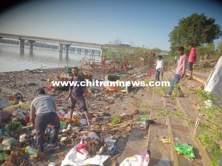 బాసర గోదావరి ఘాట్లు శుభ్రపరుస్తున్న గ్రామ యువకులు 
