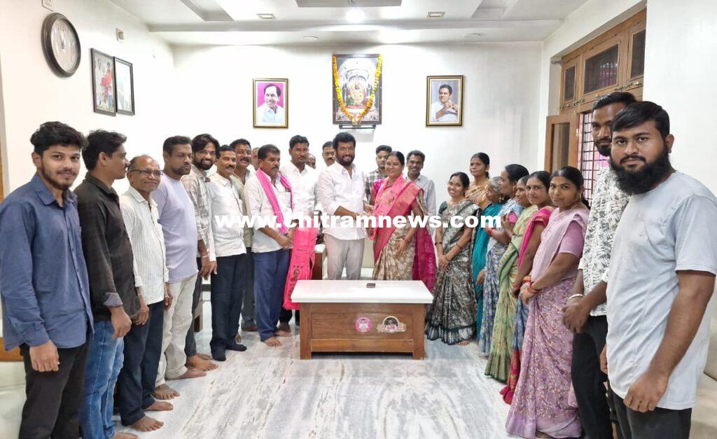 బీఆర్ఎస్ పార్టీలో చేరిన జిల్లా మహిళా సమైక్య మాజీ అధ్యక్షురాలు వనజ