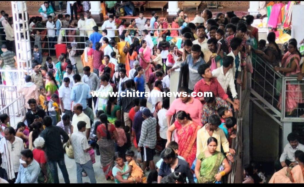 బాసర ఆలయానికి పోటెత్తిన భక్తులు