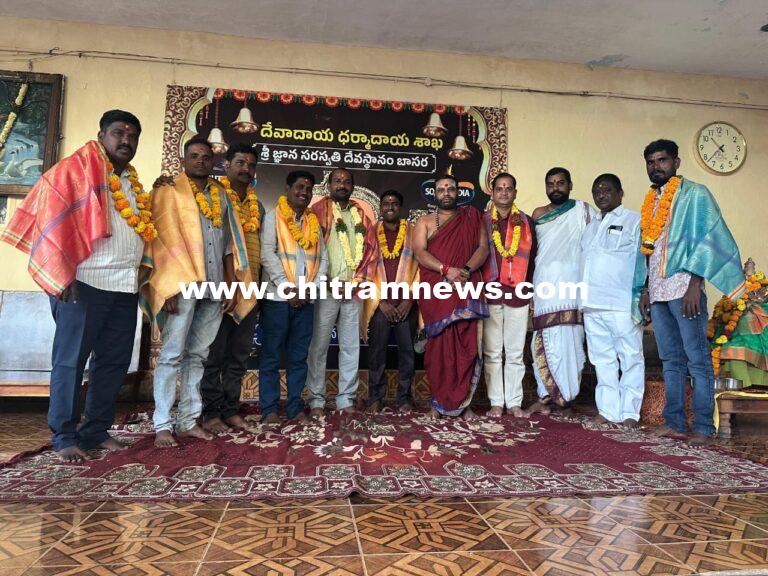 ప్రెస్ క్లబ్ నూతన కార్యవర్గానికి ఆలయ అర్చకుల వైదిక బృందం  ఘన సన్మానం
