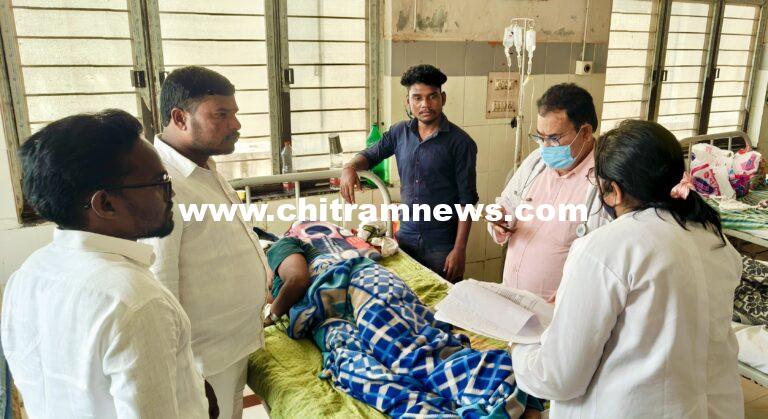 రిమ్స్ ఆసుపత్రిలో చికిత్స పొందుతున్న మహిళను పరామర్శించిన రూపేష్ రెడ్డి