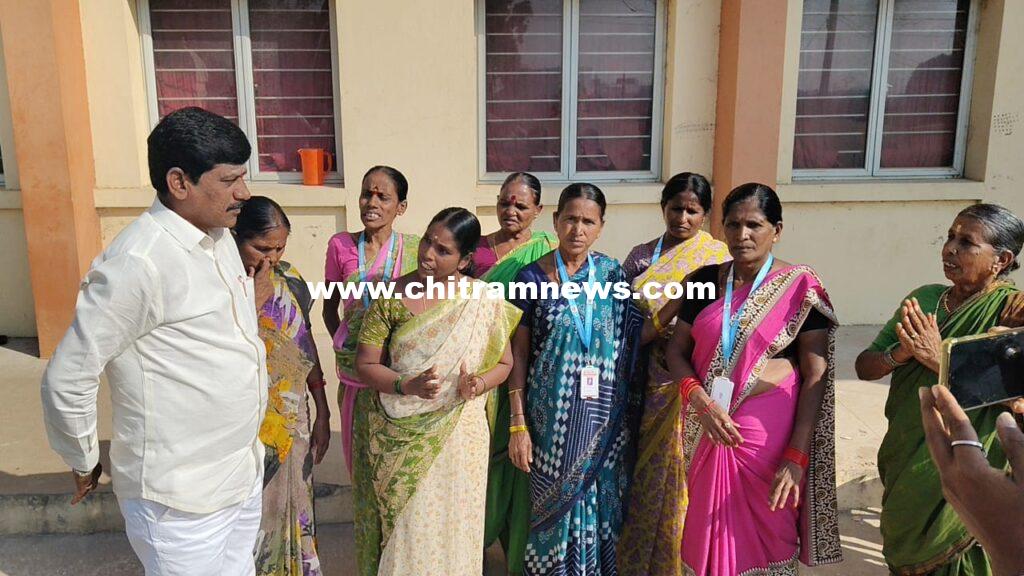 విధుల్లో చేర్చుకోండి..లడ్డు ప్యాకేజ్ దినసరి కూలీలు 