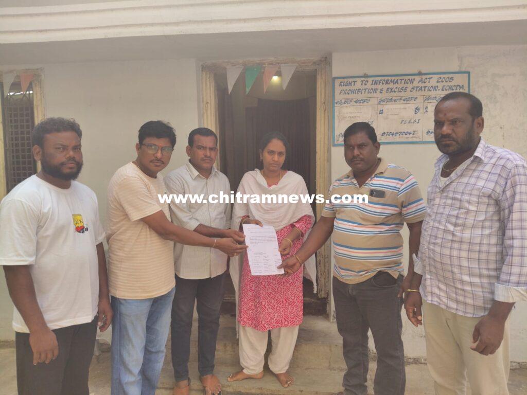 ఆబ్కారీశాఖ అధికారులకు వినతి పత్రం అందజేత