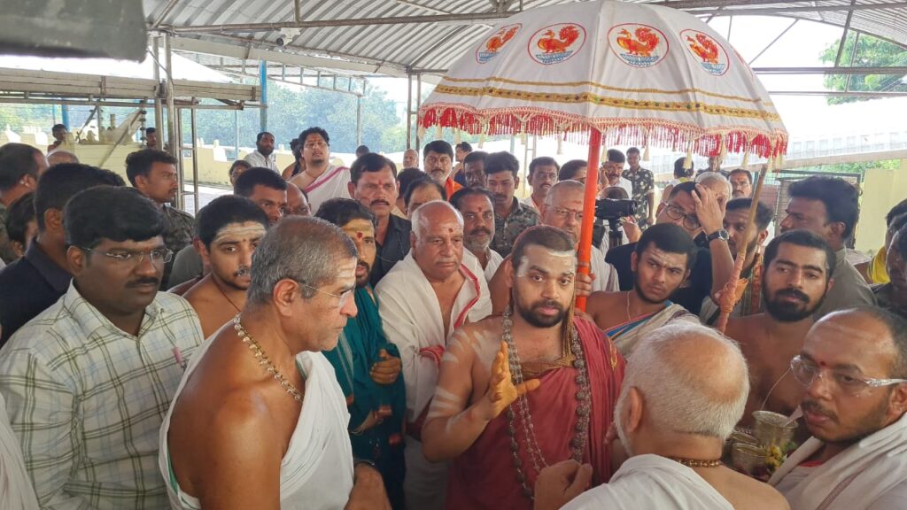 బాసర జ్ఞాన సరస్వతి అమ్మవారిని దర్శించుకున్న శృంగేరి పీఠాధిపతి