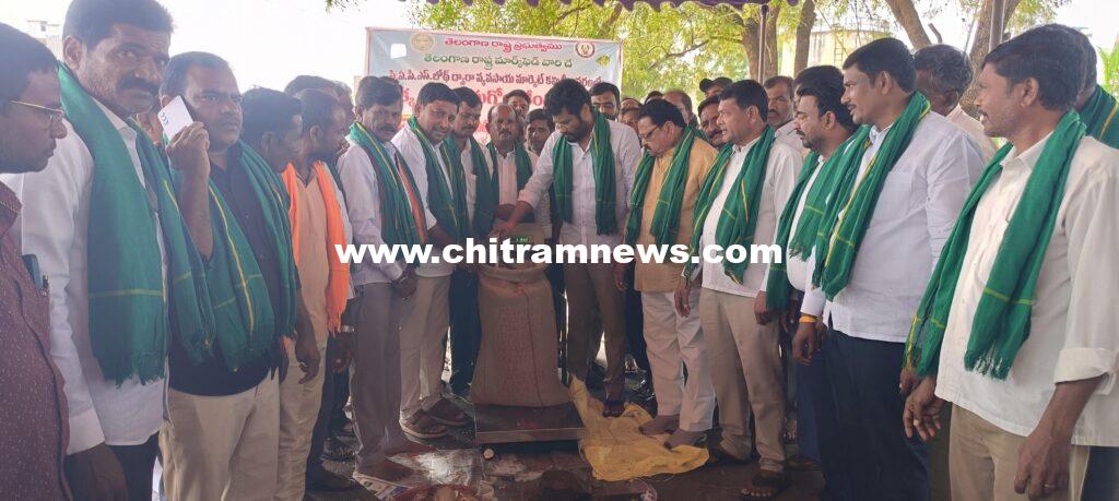 మొక్క జొన్న కొనుగోలు కేంద్రాన్ని ప్రారంభించిన బోథ్ ఎమ్మెల్యే అనిల్ జాదవ్