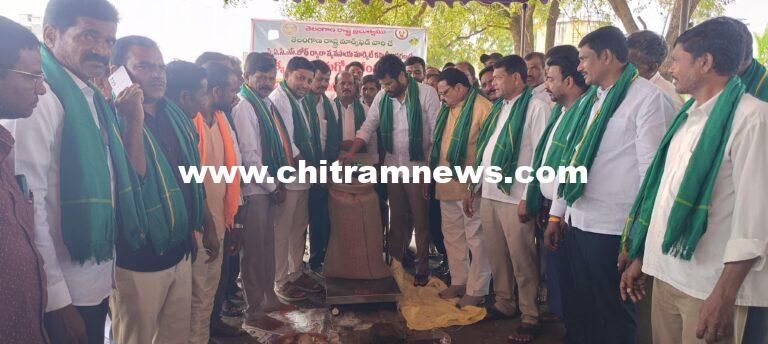 మొక్క జొన్న కొనుగోలు కేంద్రాన్ని ప్రారంభించిన బోథ్ ఎమ్మెల్యే అనిల్ జాదవ్