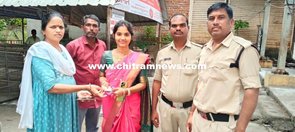 నిజాయతీ చాటుకున్న బాసర ఆలయ సిబ్బంది