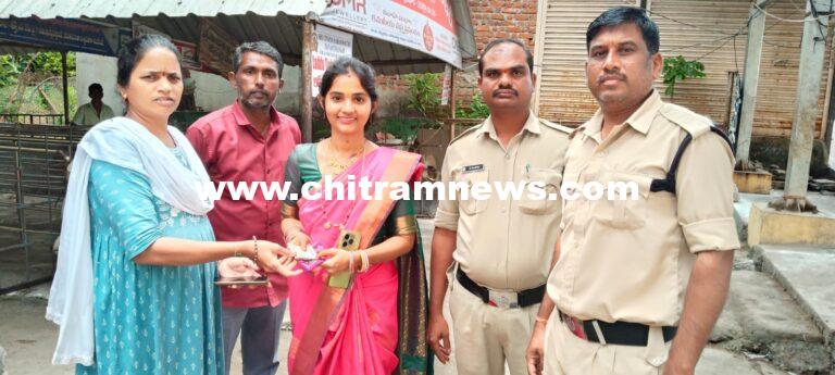 నిజాయతీ చాటుకున్న బాసర ఆలయ సిబ్బంది