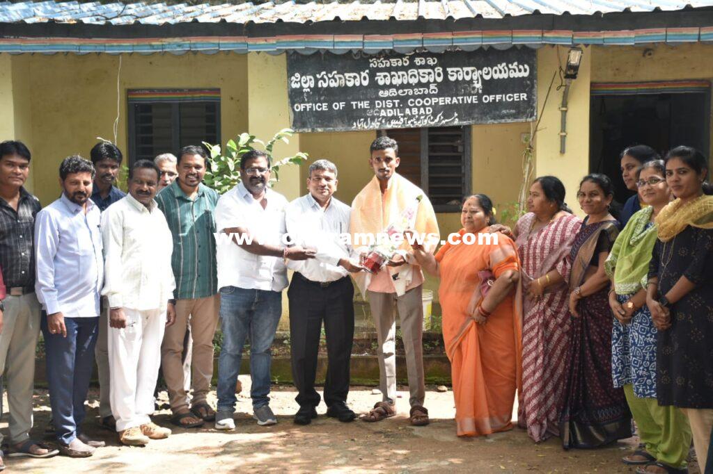 అసిస్టెంట్ రిజిస్ట్రార్ రామెల్లి శివకుమార్ కు సన్మానం