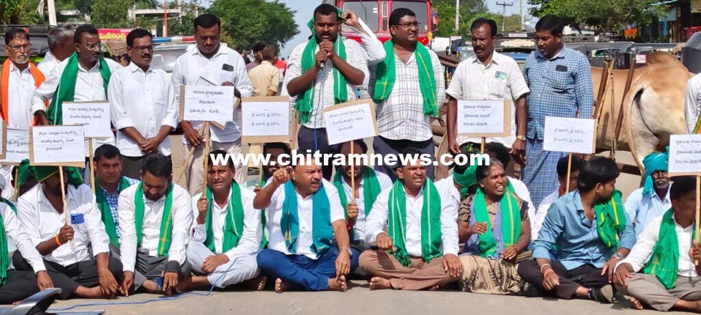 సోయా కొనుగోలు కేంద్రాన్ని ఏర్పాటు చేయాలని రైతుల ధర్నా 