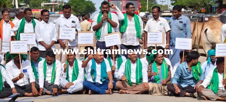 సోయా కొనుగోలు కేంద్రాన్ని ఏర్పాటు చేయాలని రైతుల ధర్నా 