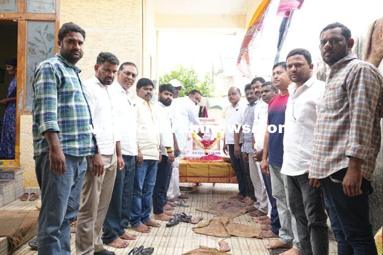 అఖిల్ రెడ్డి చిత్ర పటానికి పుష్పాంజలి ఘటించిన లోక ప్రవీణ్ రెడ్డి