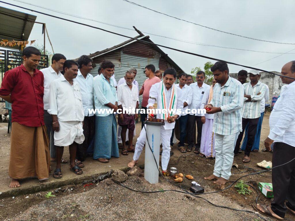 బోర్ వేయించి కాలనీవాసుల  సమస్య తీర్చిన ఆడే గజేందర్