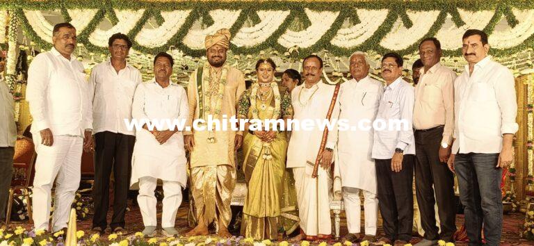 నూతన వధూవరులను ఆశీర్వదించిన డీసీసీబీ ఛైర్మన్ అడ్డి భోజారెడ్డి, లోక ప్రవీణ్ రెడ్డి 