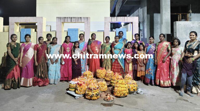 బేలలో వైభవంగా బతుకమ్మ నిమజ్జనం 