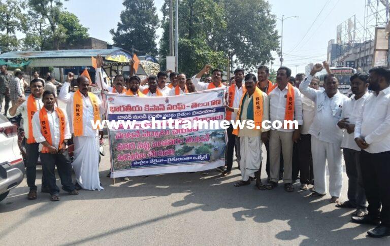 సోయా కొనుగోలు కేంద్రాలు ఏర్పాటు చేయాలని రైతుల పాదయాత్ర 