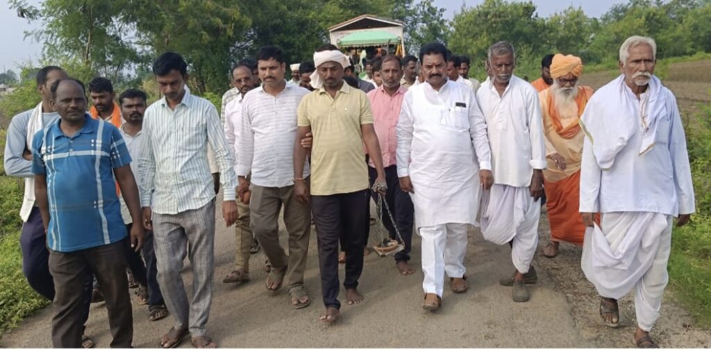 ఓని గ్రామంలో అంత్యక్రియల్లో పాల్గొన్న భైంసా మార్కెట్ కమిటీ చైర్మన్ సిందే ఆనందరావ్ పటేల్