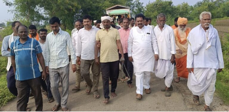 ఓని గ్రామంలో అంత్యక్రియల్లో పాల్గొన్న భైంసా మార్కెట్ కమిటీ చైర్మన్ సిందే ఆనందరావ్ పటేల్