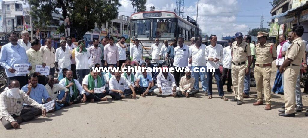 సోయా పంట కొనుగోలు చేయాలంటూ రోడ్డెక్కిన రైతులు