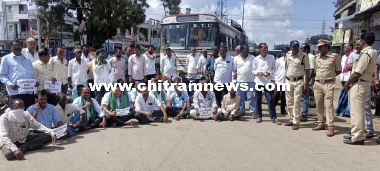 సోయా పంట కొనుగోలు చేయాలంటూ రోడ్డెక్కిన రైతులు