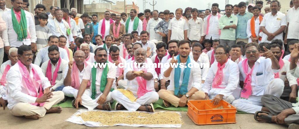 బేలలో సోయా కొనుగోలు చేయకపోవడంతో బీఆర్ఎస్ పార్టీ ఆధ్వర్యంలో జాతీయ రహదారిపై ఆందోళన