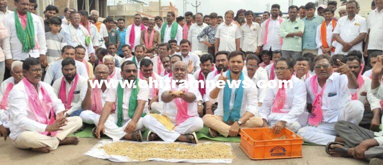 బేలలో సోయా కొనుగోలు చేయకపోవడంతో బీఆర్ఎస్ పార్టీ ఆధ్వర్యంలో జాతీయ రహదారిపై ఆందోళన