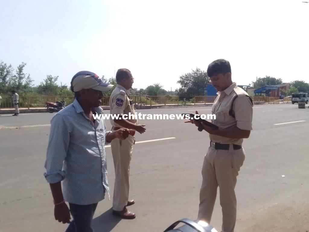 భైంసా–బాసర రహదారిపై పోలీసుల విస్తృత తనిఖీలు