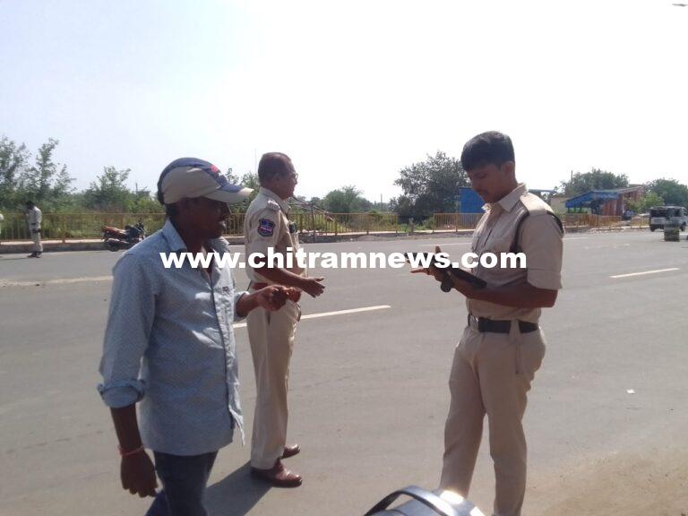 భైంసా–బాసర రహదారిపై పోలీసుల విస్తృత తనిఖీలు