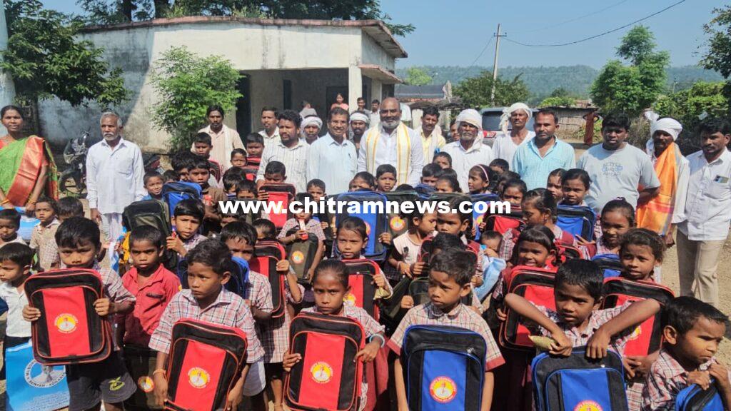 పాఠశాల విద్యార్థులకు విద్య సామగ్రి పంపిణీ చేసిన ముడుపు మౌనిష్ రెడ్డి