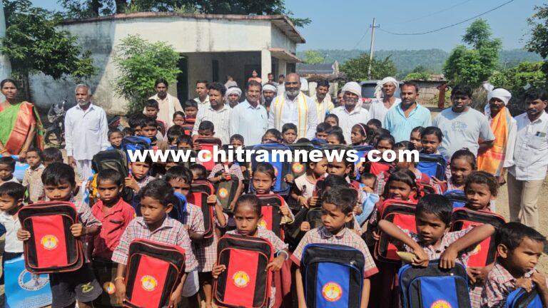 పాఠశాల విద్యార్థులకు విద్య సామగ్రి పంపిణీ చేసిన ముడుపు మౌనిష్ రెడ్డి