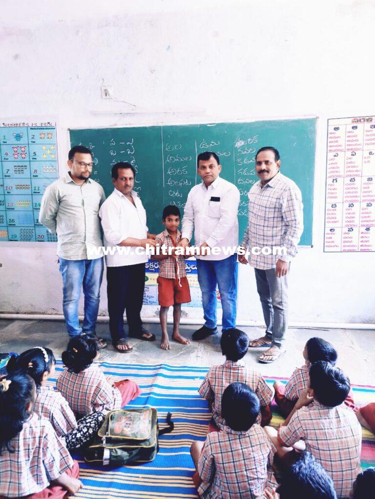 ఉదారత చాటిన  ప్రధానోపాధ్యాయుడు మహేందర్ 