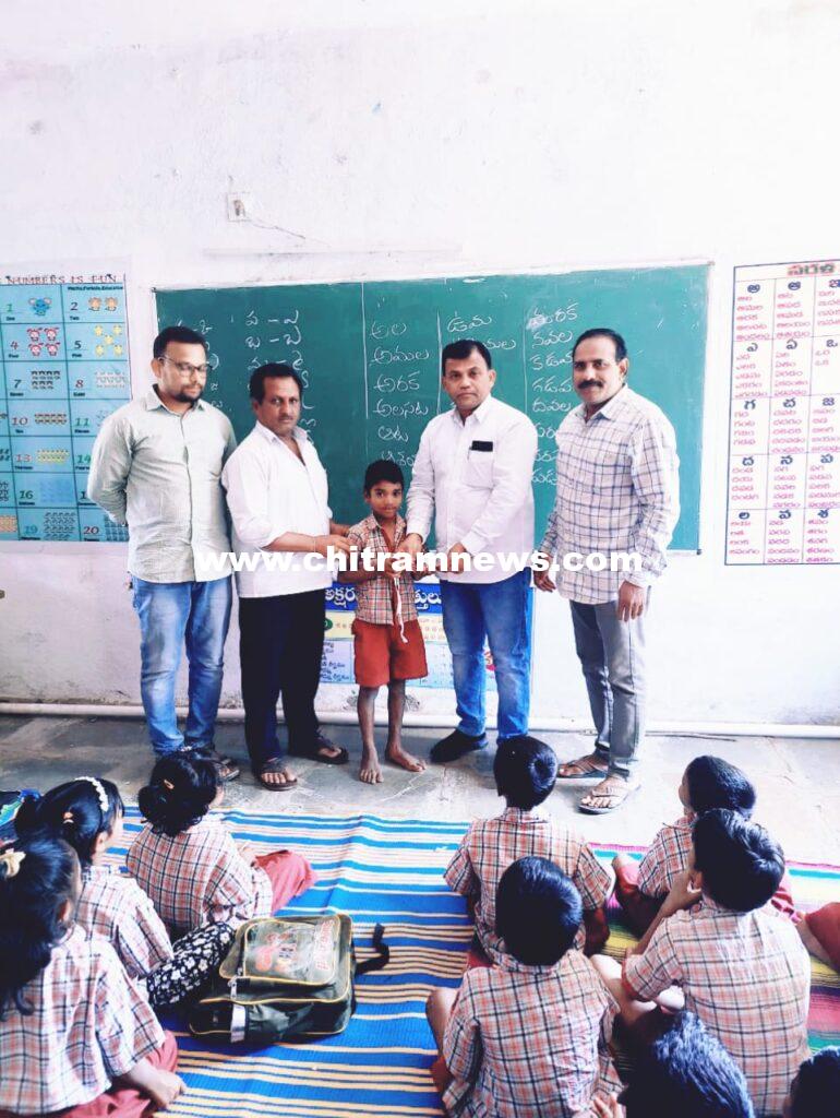 ఉదారత చాటిన  ప్రధానోపాధ్యాయుడు మహేందర్ 