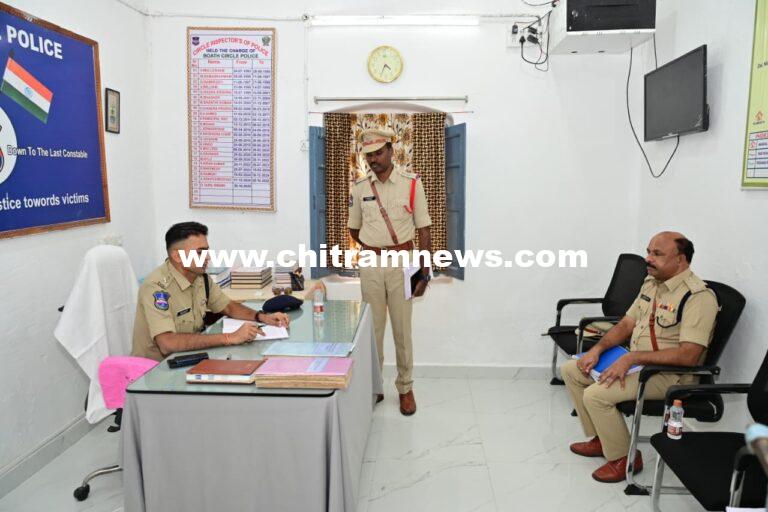 బోథ్ సర్కిల్ కార్యాలయాన్ని పరిశీలించిన జిల్లా ఎస్పీ అఖిల్ మహాజన్ 