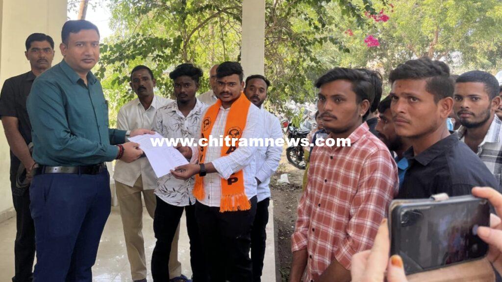 డిగ్రీ పరీక్ష కేంద్రాన్ని బేలలోనే ఏర్పాటు చేయాలని కలెక్టర్ కు ఏబీవీపీ నేతల వినతి