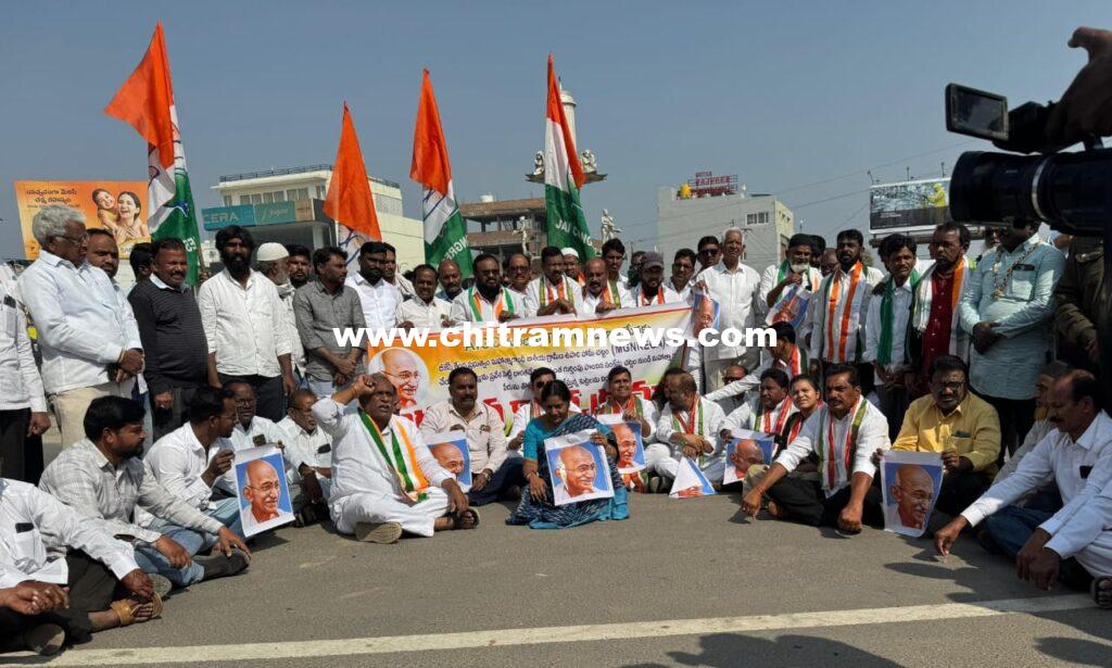 ఉపాధి హామీ పథకాన్ని నిర్వీర్యం చేసేందుకు కేంద్రం కుట్ర