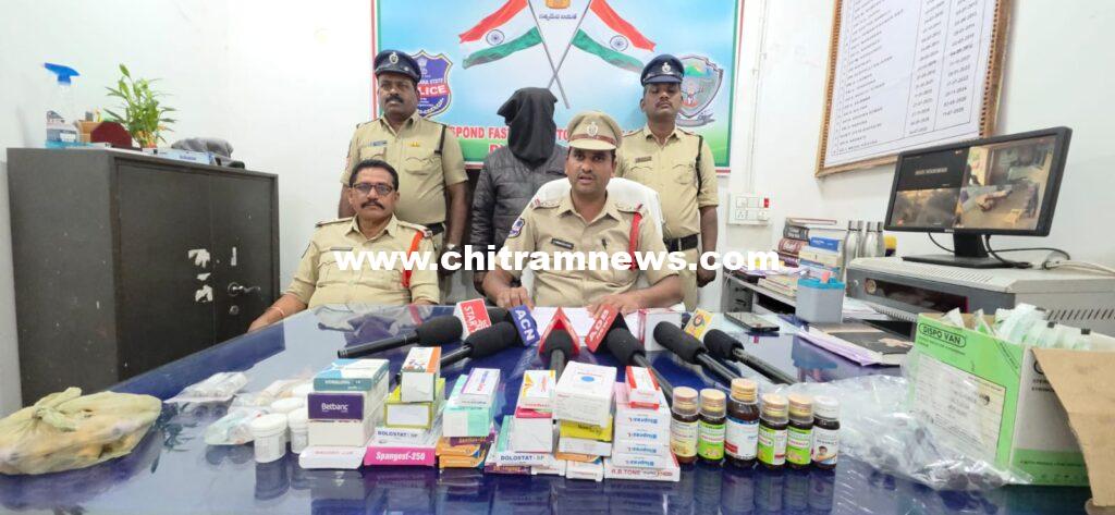 బేలలో వృద్ధురాలి మృతి..నకిలీ ఆర్ఎంపీ అరెస్ట్