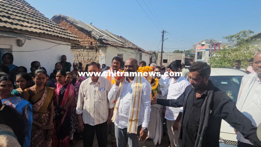 బాజీరావుబాబా పల్లకీ మోసి..గ్రామస్తులతో కలిసి నృత్యం చేసి