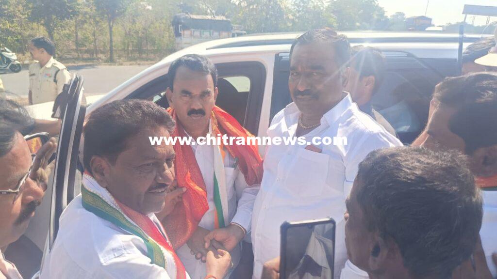 ఇంఛార్జి మంత్రి జూపల్లి కృష్ణారావుకు స్వాగతం పలుకుతున్న లోక ప్రవీణ్ రెడ్డి