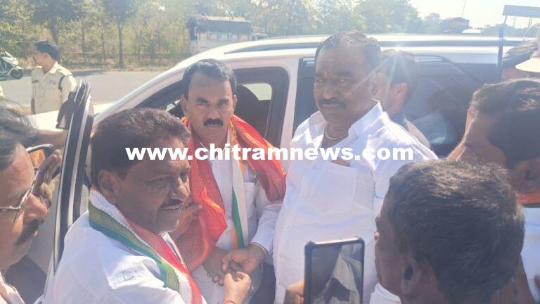 ఇంఛార్జి మంత్రి జూపల్లి కృష్ణారావుకు స్వాగతం పలుకుతున్న లోక ప్రవీణ్ రెడ్డి