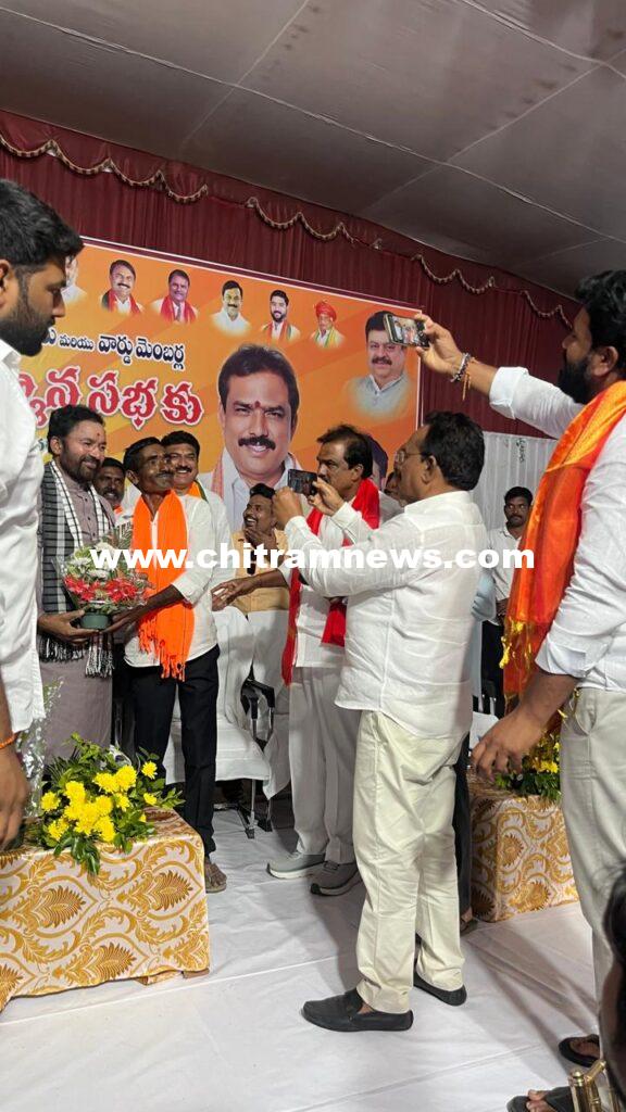 సర్పంచ్ సన్మాన సభలో ఫొటోగ్రాఫర్ గా మారిన ఎంపీ నగేష్