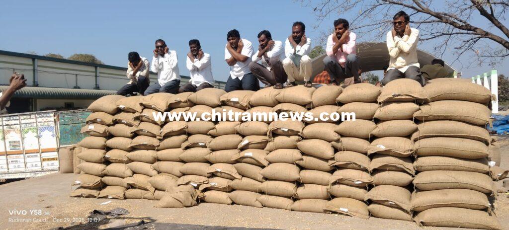 కొనుగోలు చేయని సోయా పంటను ఇంటికి తీసుకెళ్ళిన రైతులు