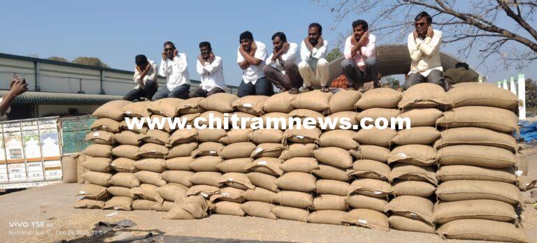 కొనుగోలు చేయని సోయా పంటను ఇంటికి తీసుకెళ్ళిన రైతులు