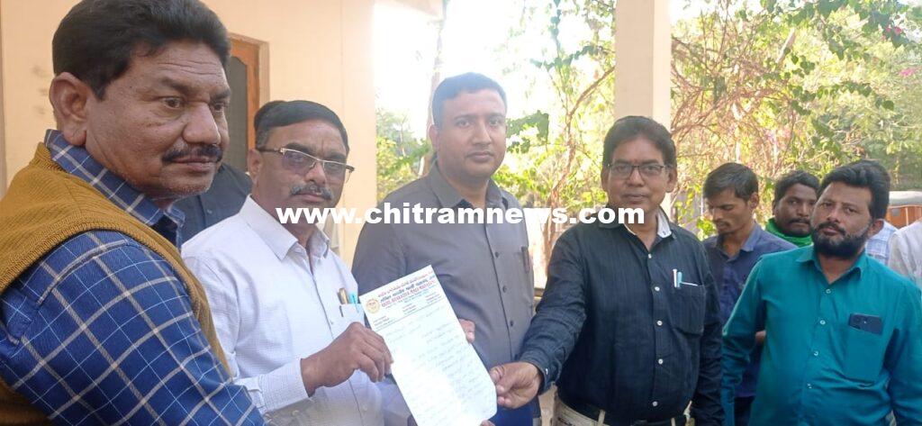 ప్రభుత్వ కార్యాలయాల్లో ఫూలే దంపతుల చిత్రపటాలు ఏర్పాటు చేయాలి