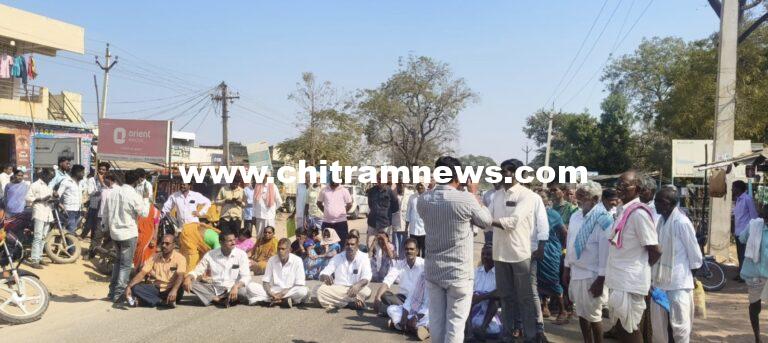 యూరియా బస్తాల కోసం రోడ్డెక్కిన అన్నదాతలు