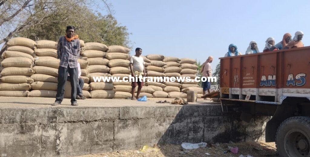 బేలలో  రైతుల నుంచి కొనుగోలు చేసిన సోయా వాపస్