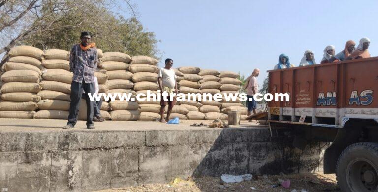 బేలలో  రైతుల నుంచి కొనుగోలు చేసిన సోయా వాపస్