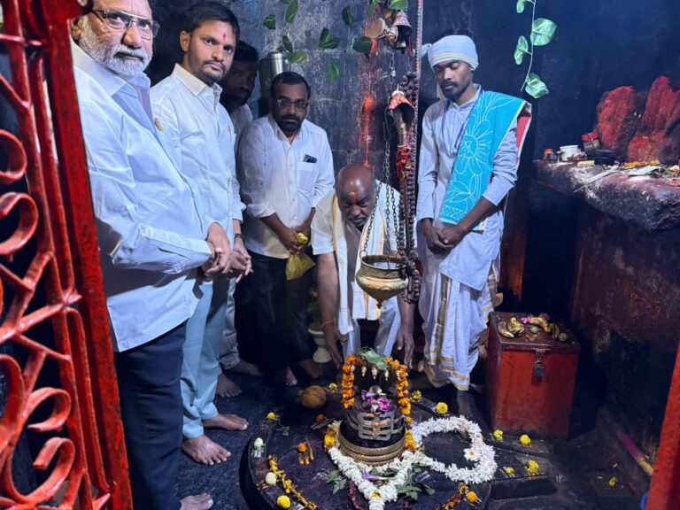 సదల్‌పూర్‌ ఆలయంలో మాజీ మంత్రి జోగు రామన్న పూజలు