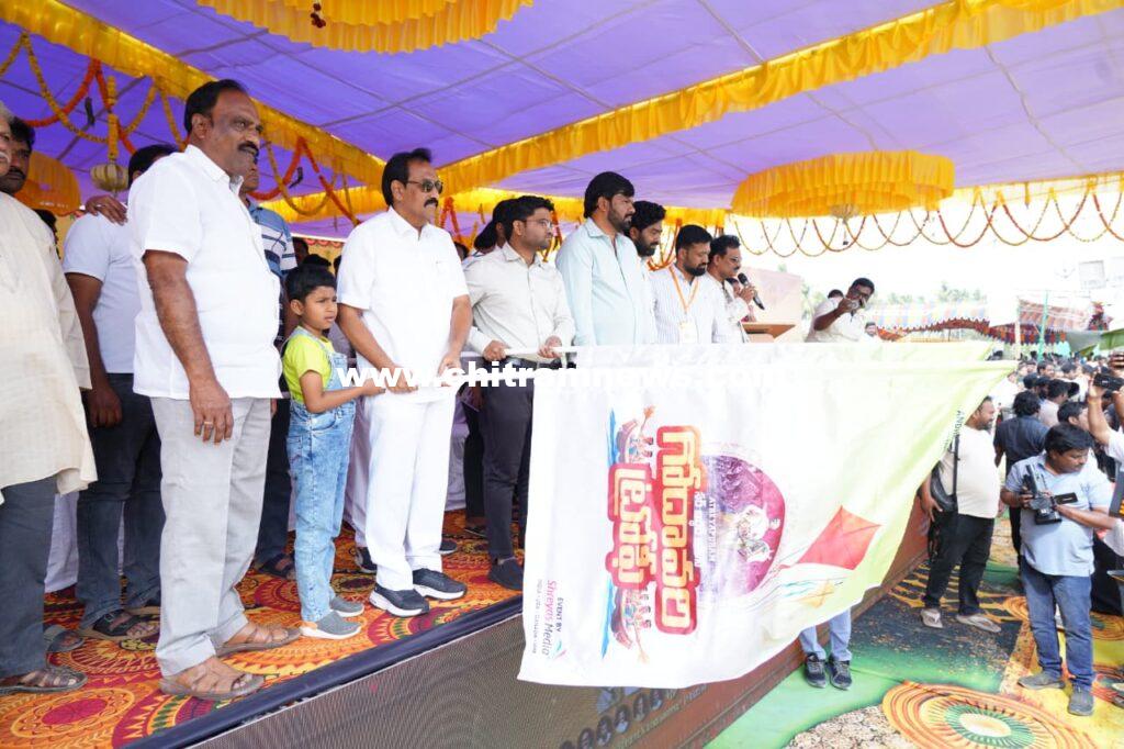 కోలాహలంగా డ్రాగన్ పడవల పోటీలు ప్రారంభం