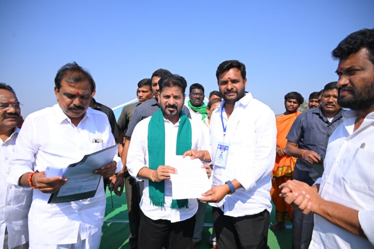 గిమ్మ గ్రామాభివృద్ధికి నిధులు మంజూరు చేయాలని సీఎం రేవంత్ రెడ్డి కి సర్పంచ్ గాజుల ప్రద్యుమ్న వినతి